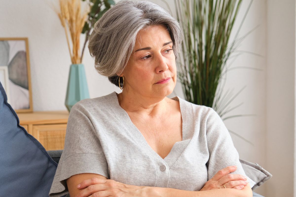 zmartwiona kobieta w siwych włosach