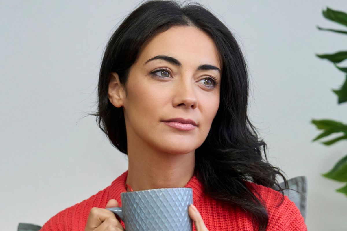 brunetka w czerwonym swetrze