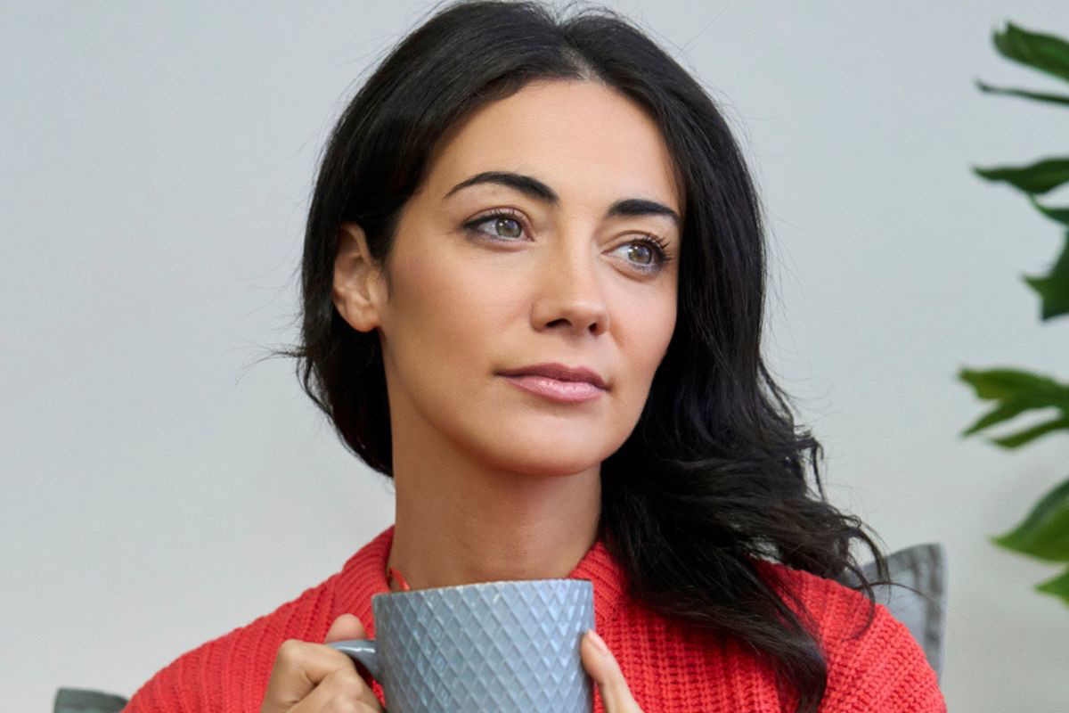 brunetka w czerwonym swetrze