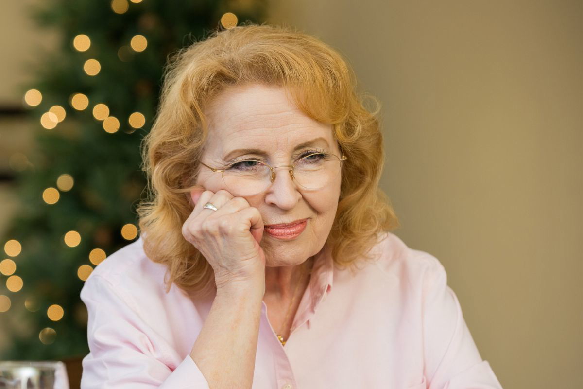 zmartwiona starsza kobieta w święta