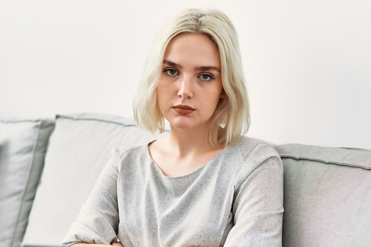 Smutna młoda kobieta