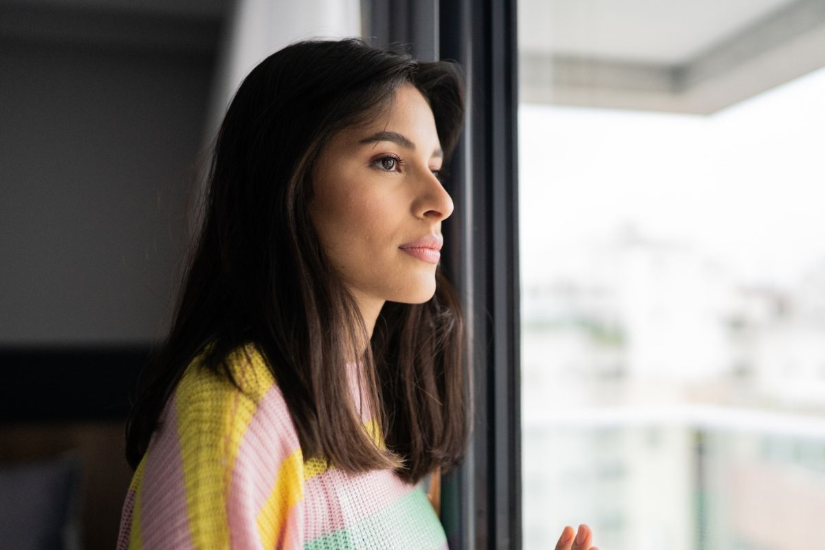 szatynka patrząca przez okno