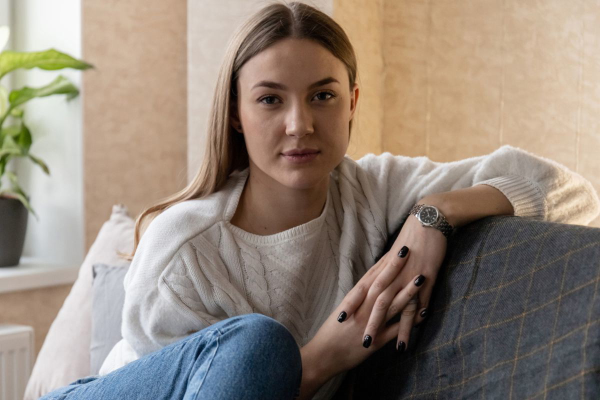 kobieta 20+ patrzy prosto w obiektyw aparatu