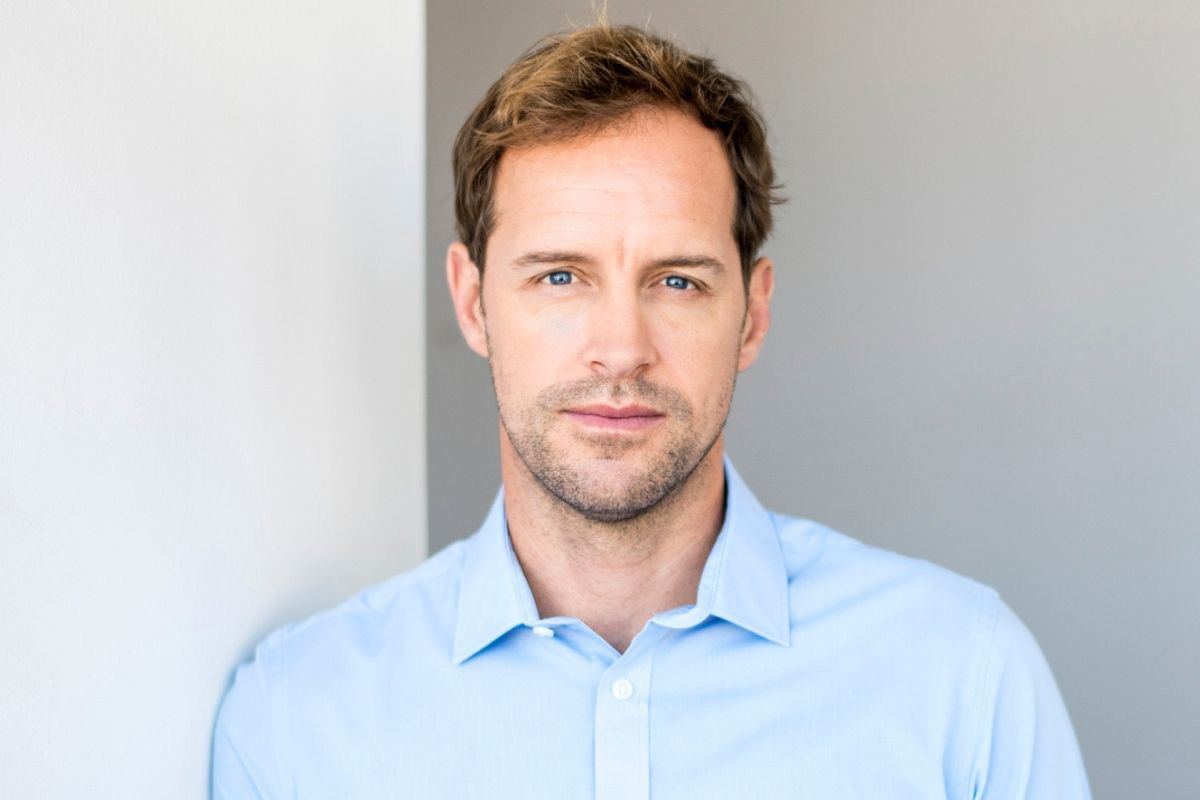 mężczyzna w niebieskiej koszuli