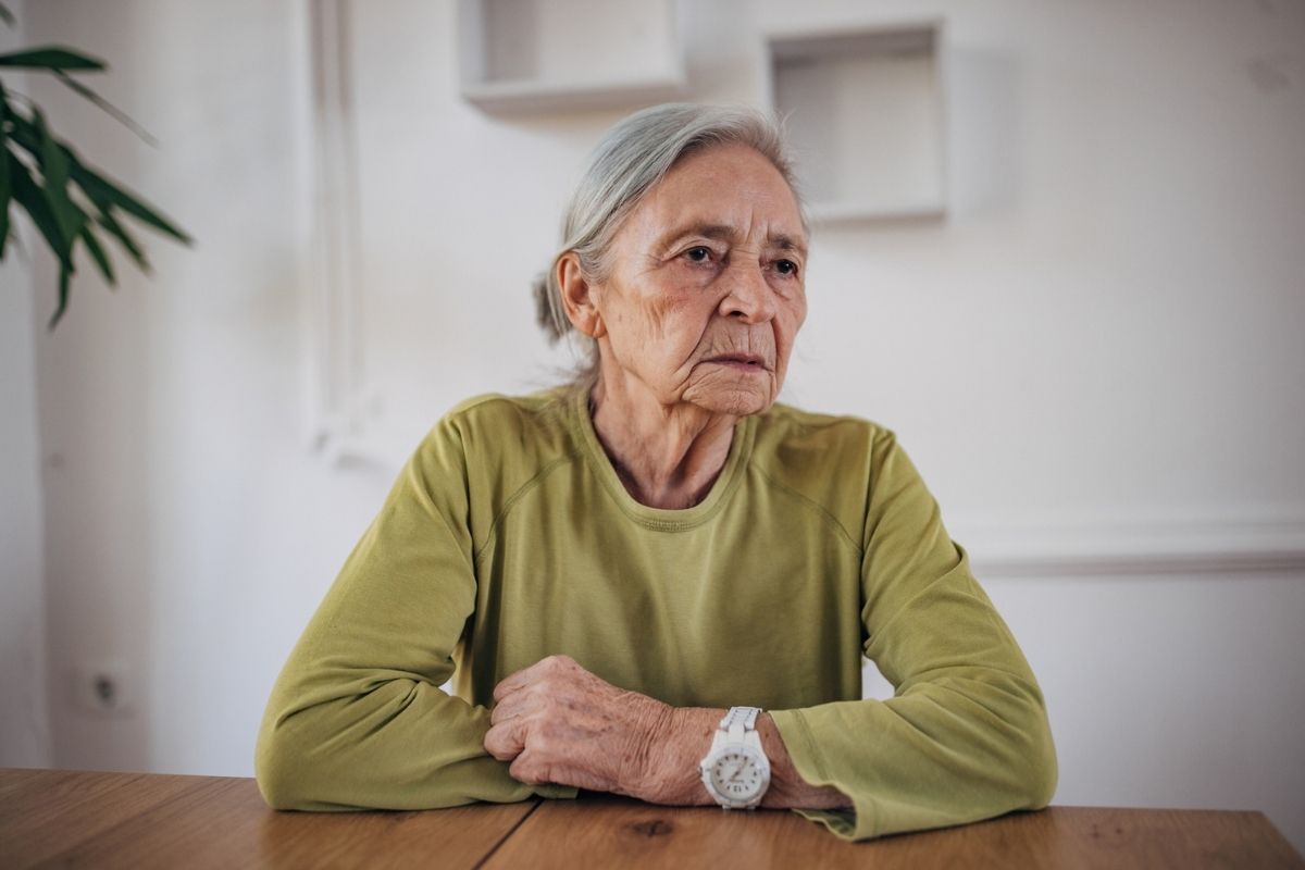 kobieta 70+ smutna, dzień babci