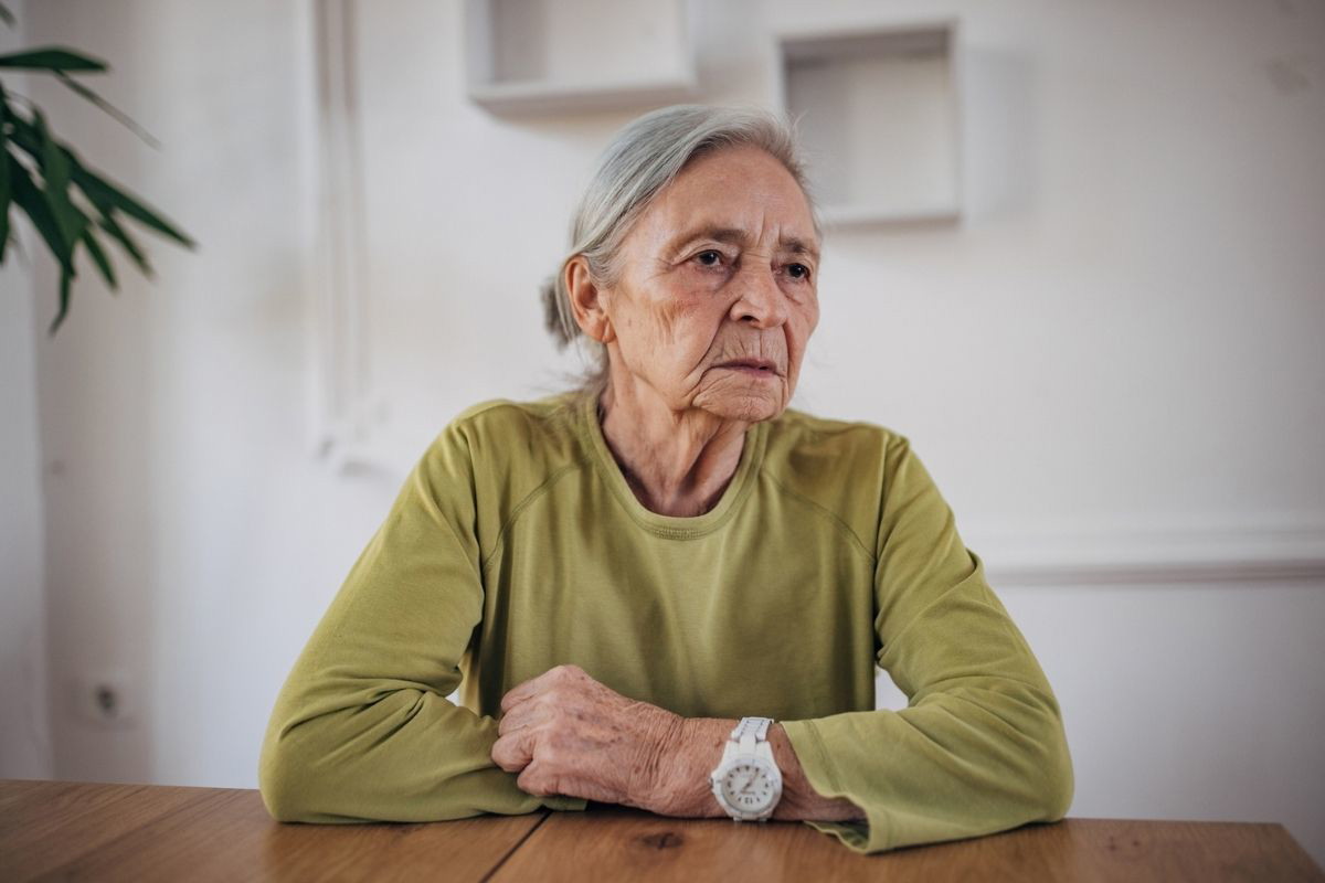 kobieta 70+ smutna, dzień babci