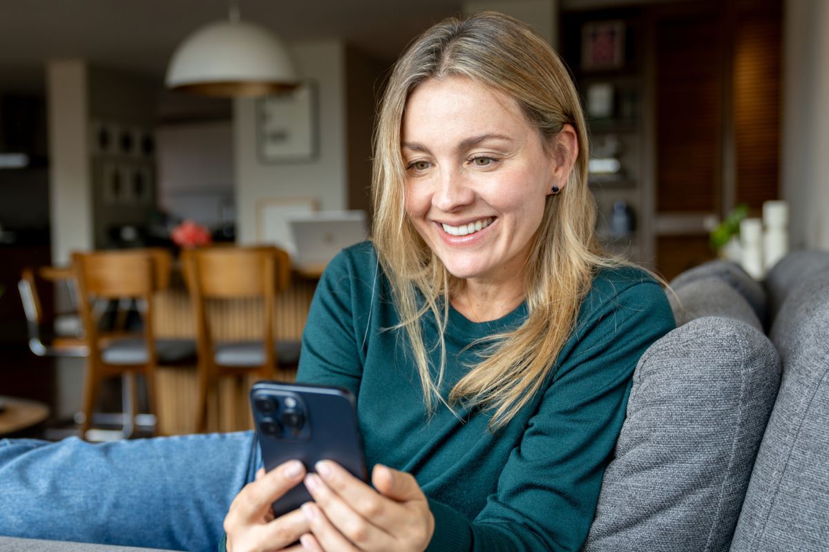 uśmiechnięta kobieta z telefonem