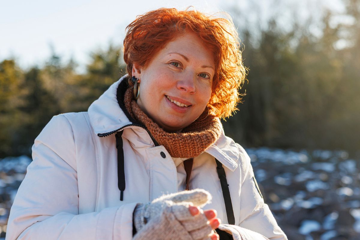 kobieta zimą w słoneczny dzień