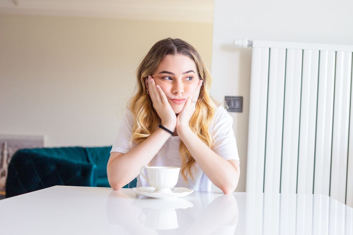 kobieta 30+ zamyślona i smutna