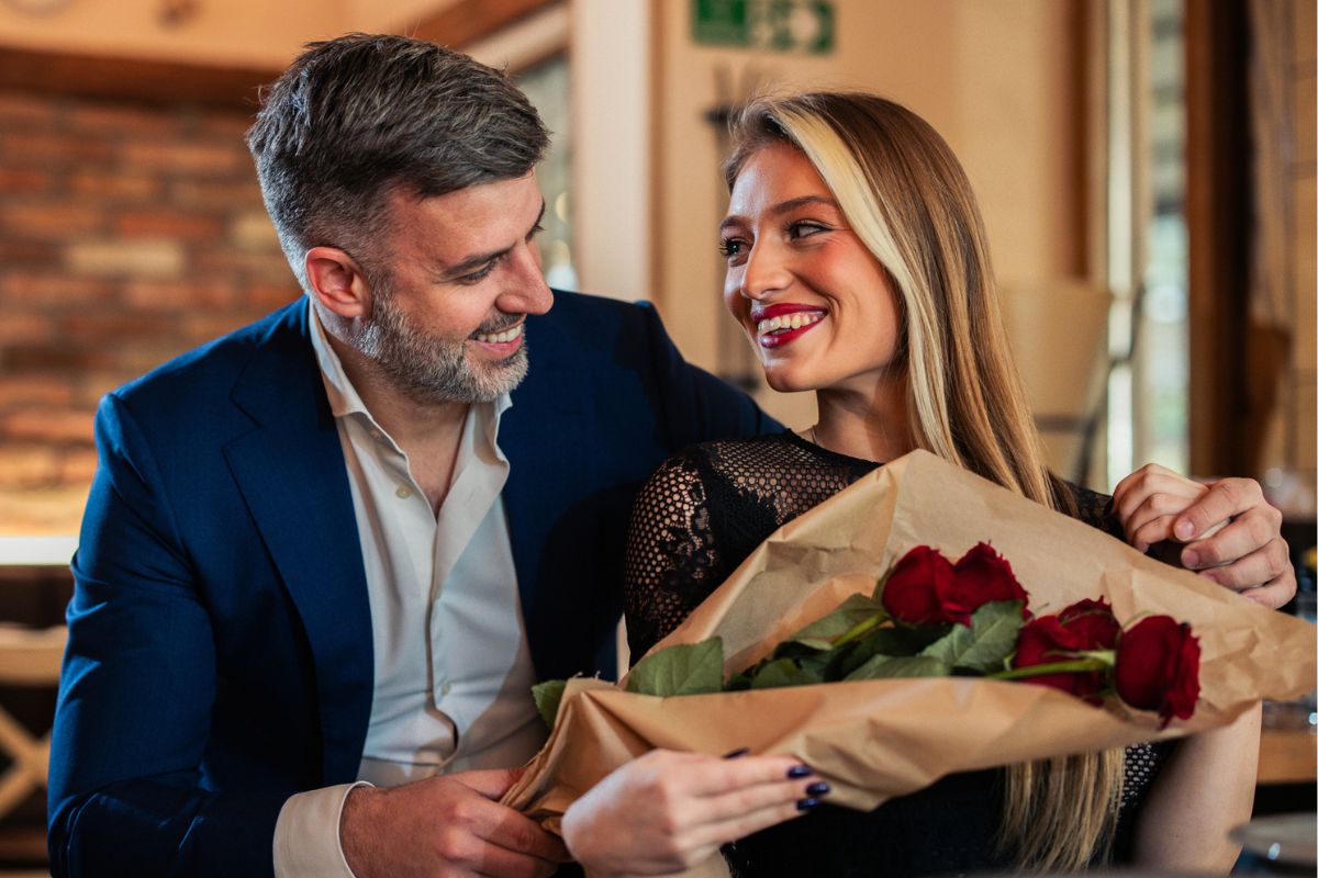 para w walentynki z bukietem róż