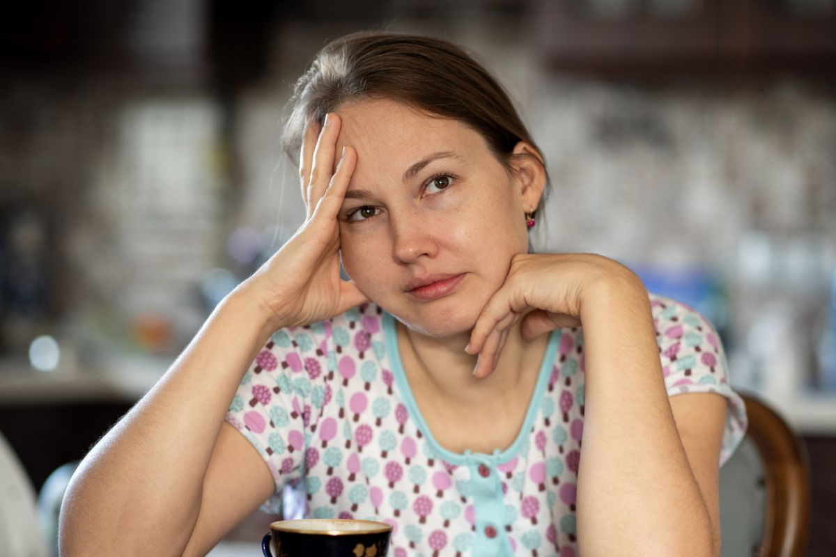 kobieta oparta o rękę