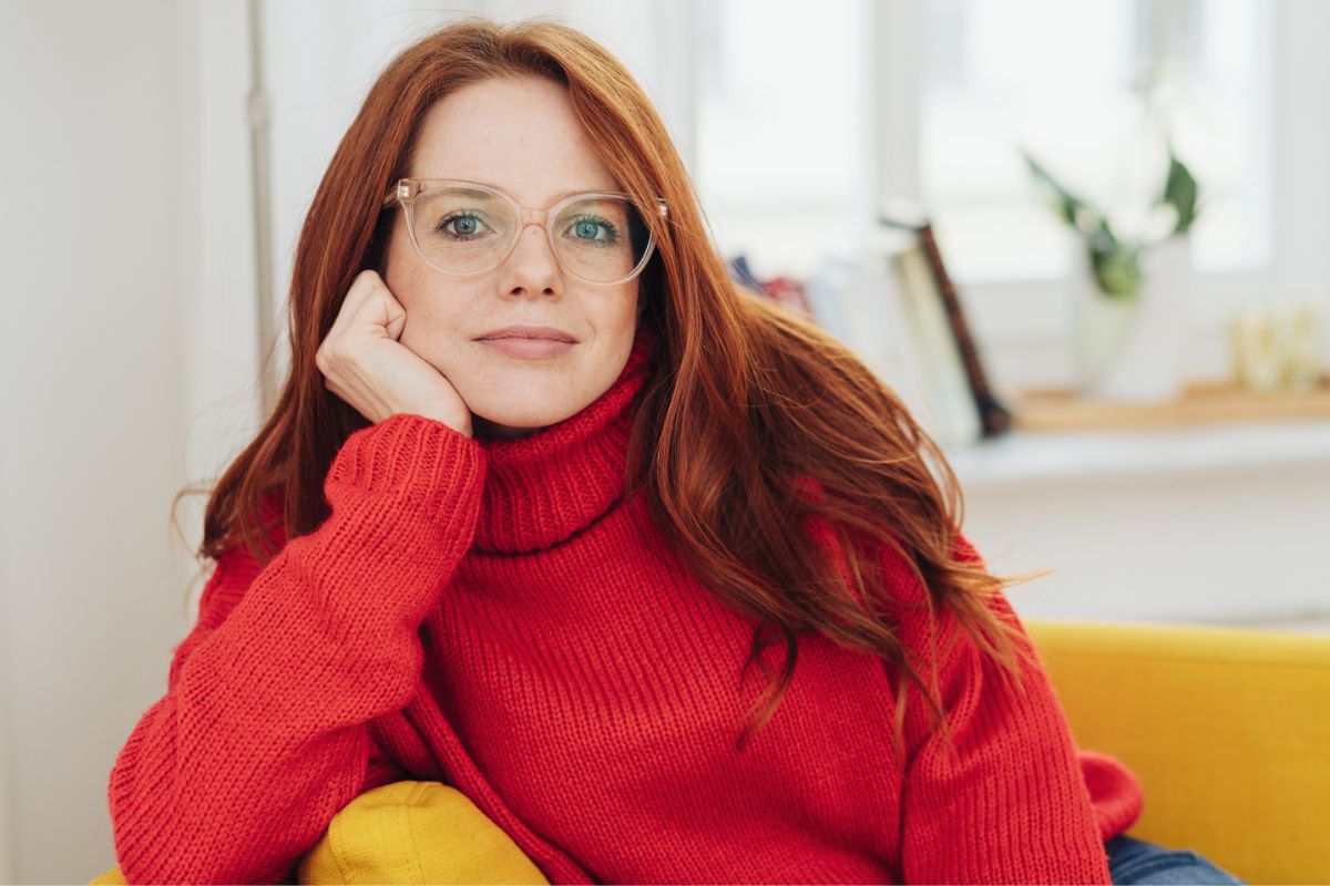 kobieta w czerwonym golfie