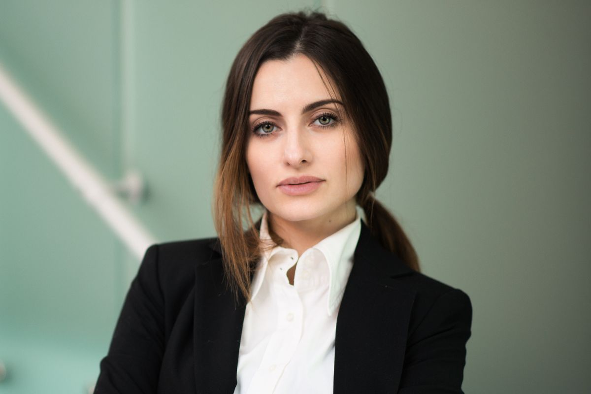 kobieta 30+ patrzy prosto w obiektyw aparatu