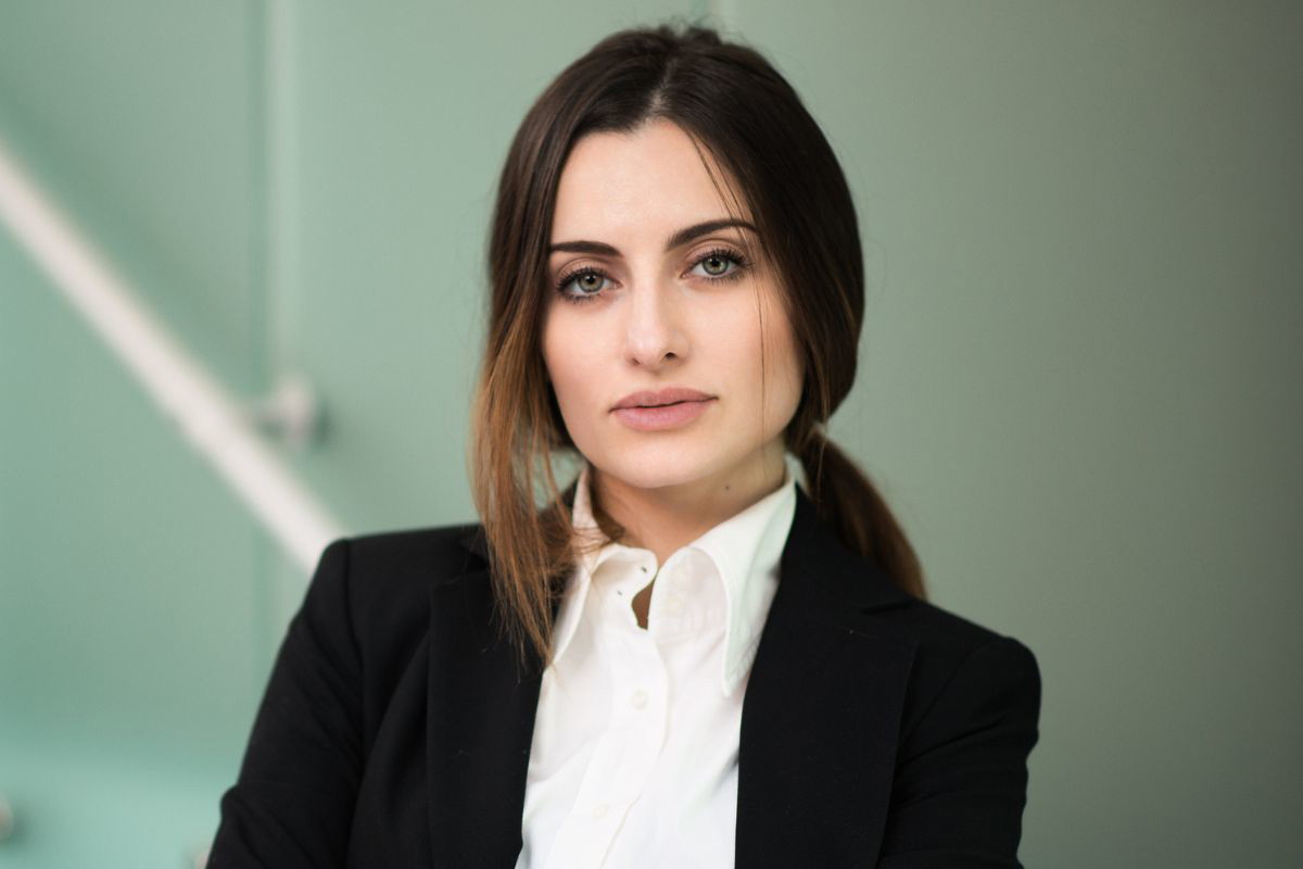 kobieta 30+ patrzy prosto w obiektyw aparatu