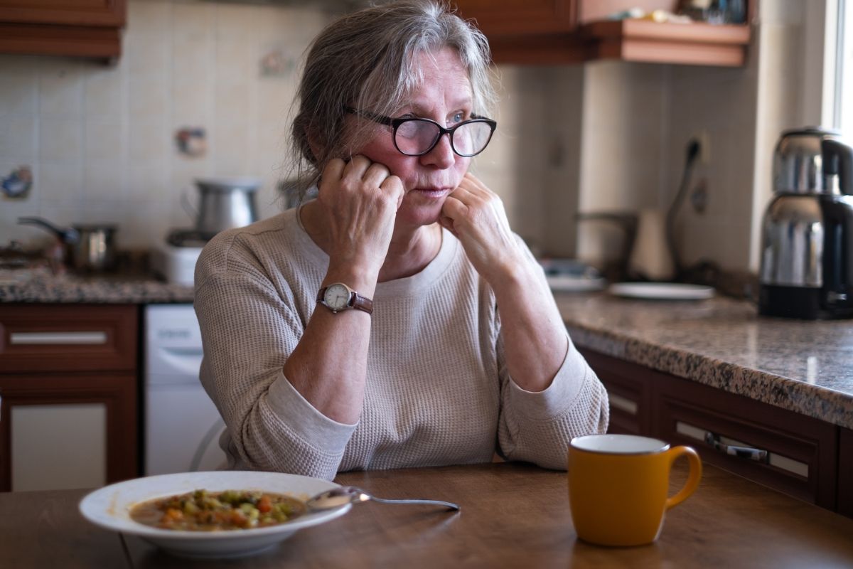 kobieta 60+ zamyślona i smutna