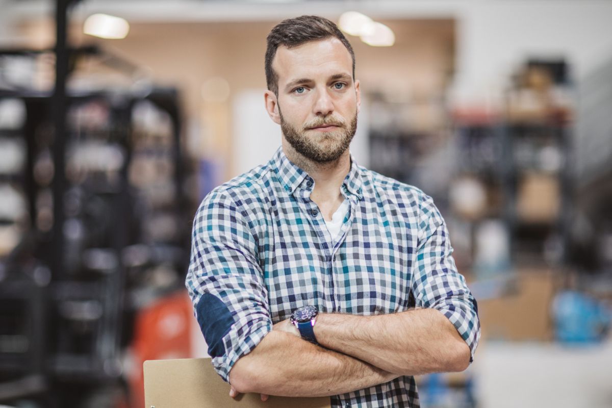 mężczyzna na magazynie w pracy