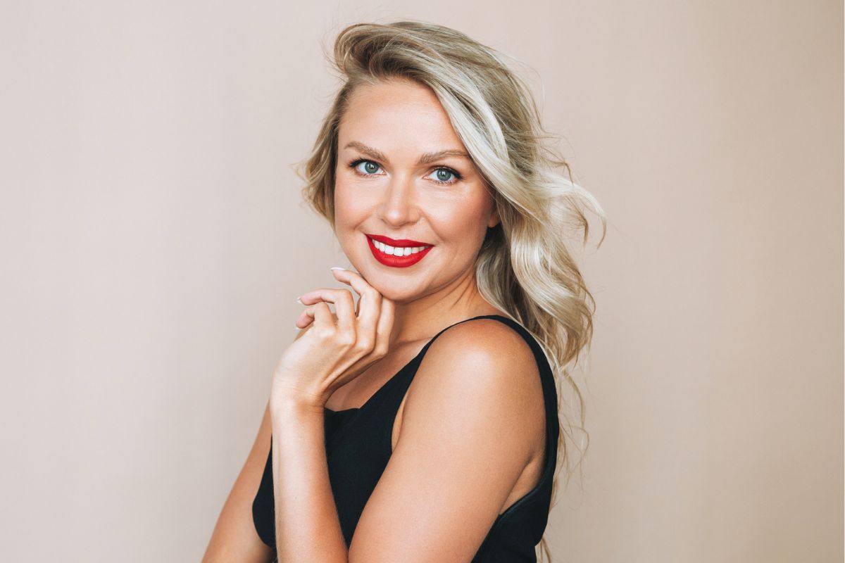 portret kobiety w czarnym topie