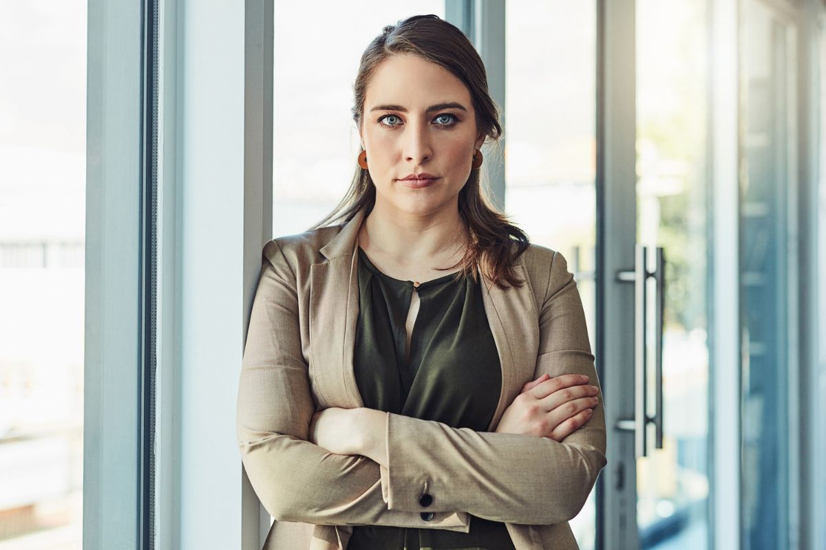 kobieta 40+ patrzy prosto w obiektyw aparatu