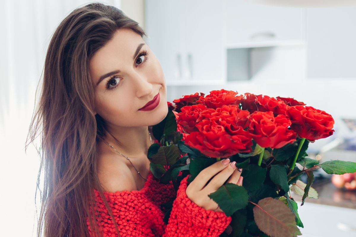kobieta z czerwonymi różami