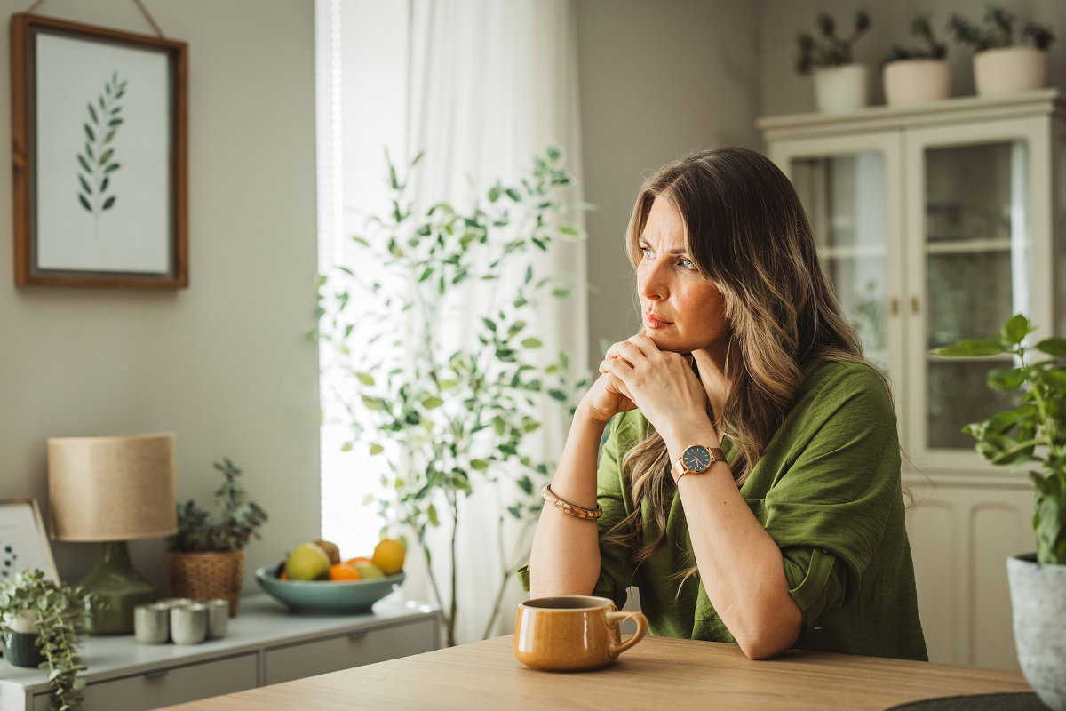 zamyślona kobieta