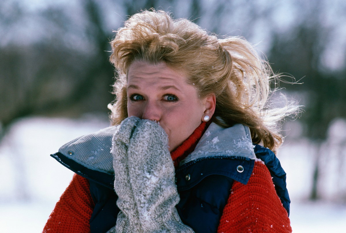 kobieta w wieku 35 plus blondynka stoi zdziwiona i zmartwiona na dworze