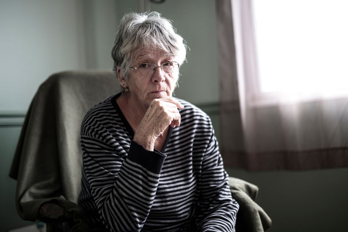 kobieta 60+ zamyślona i smutna