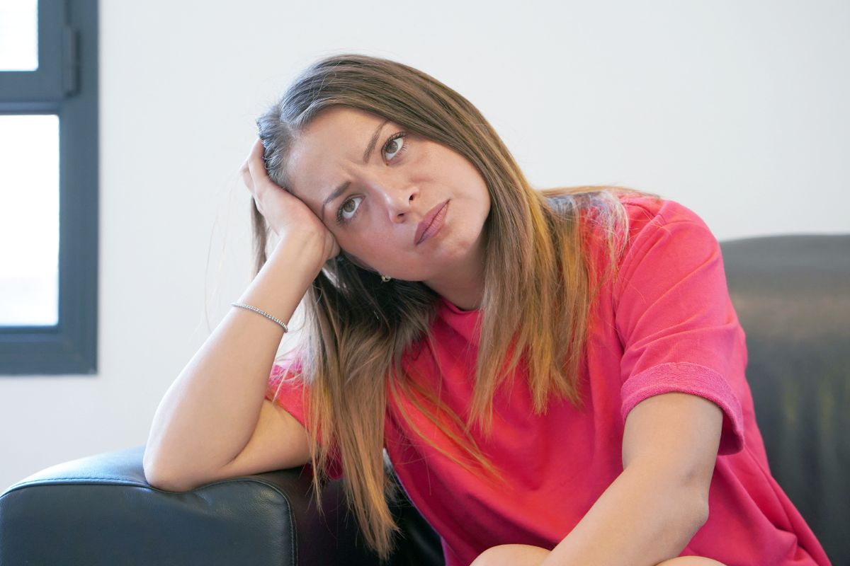 kobieta 20+ zamyślona i smutna