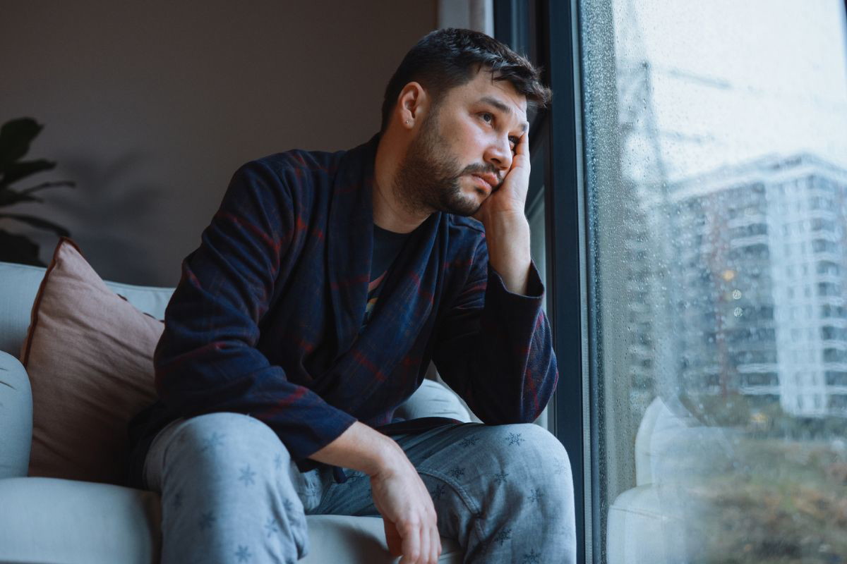 mężczyzna 30+ smutny