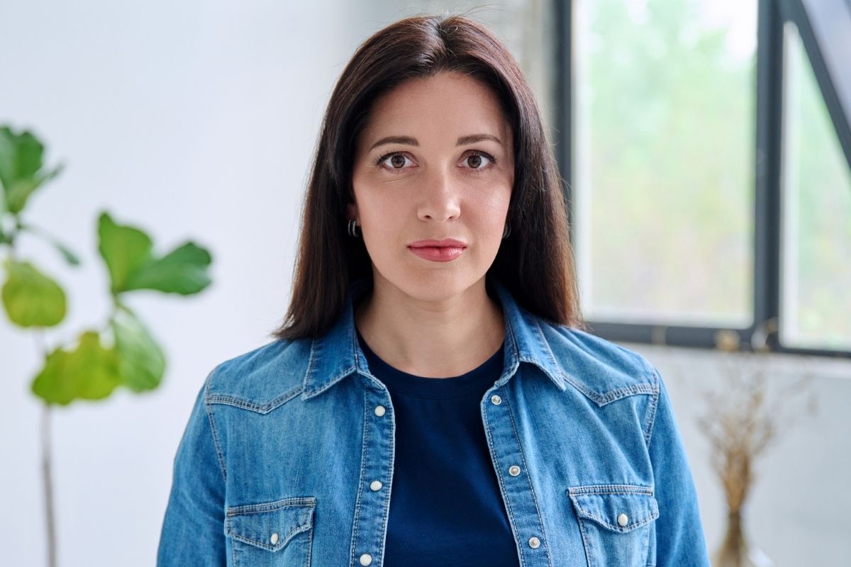 szatynka w dzinsowej koszuli