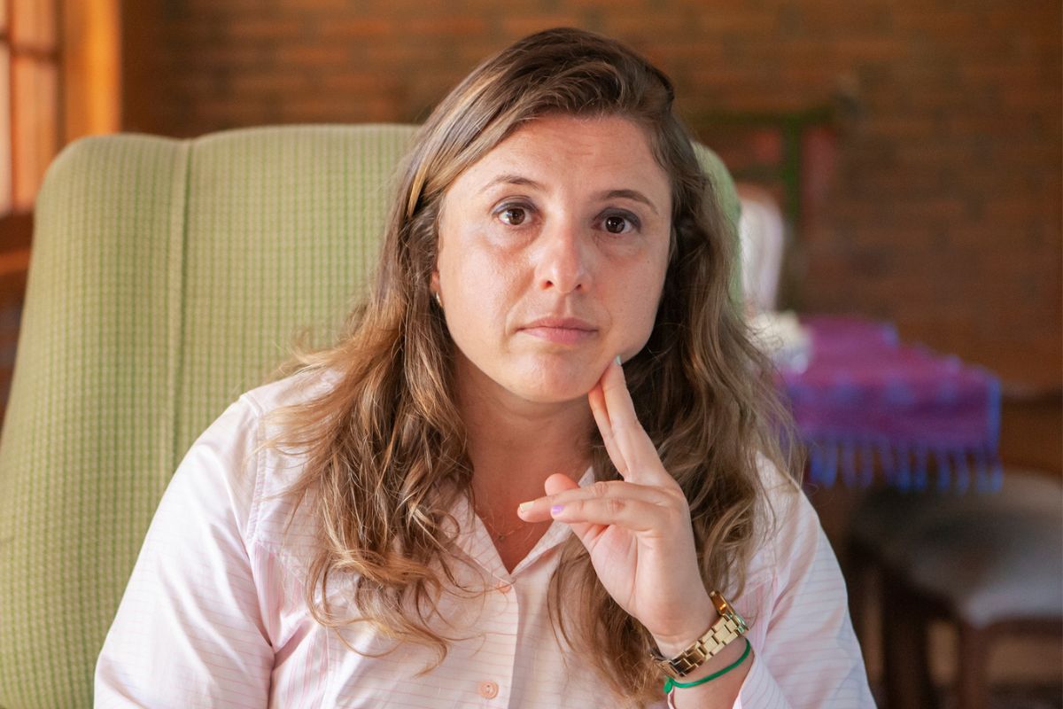 kobieta 40+ patrzy prosto w obiektyw aparatu