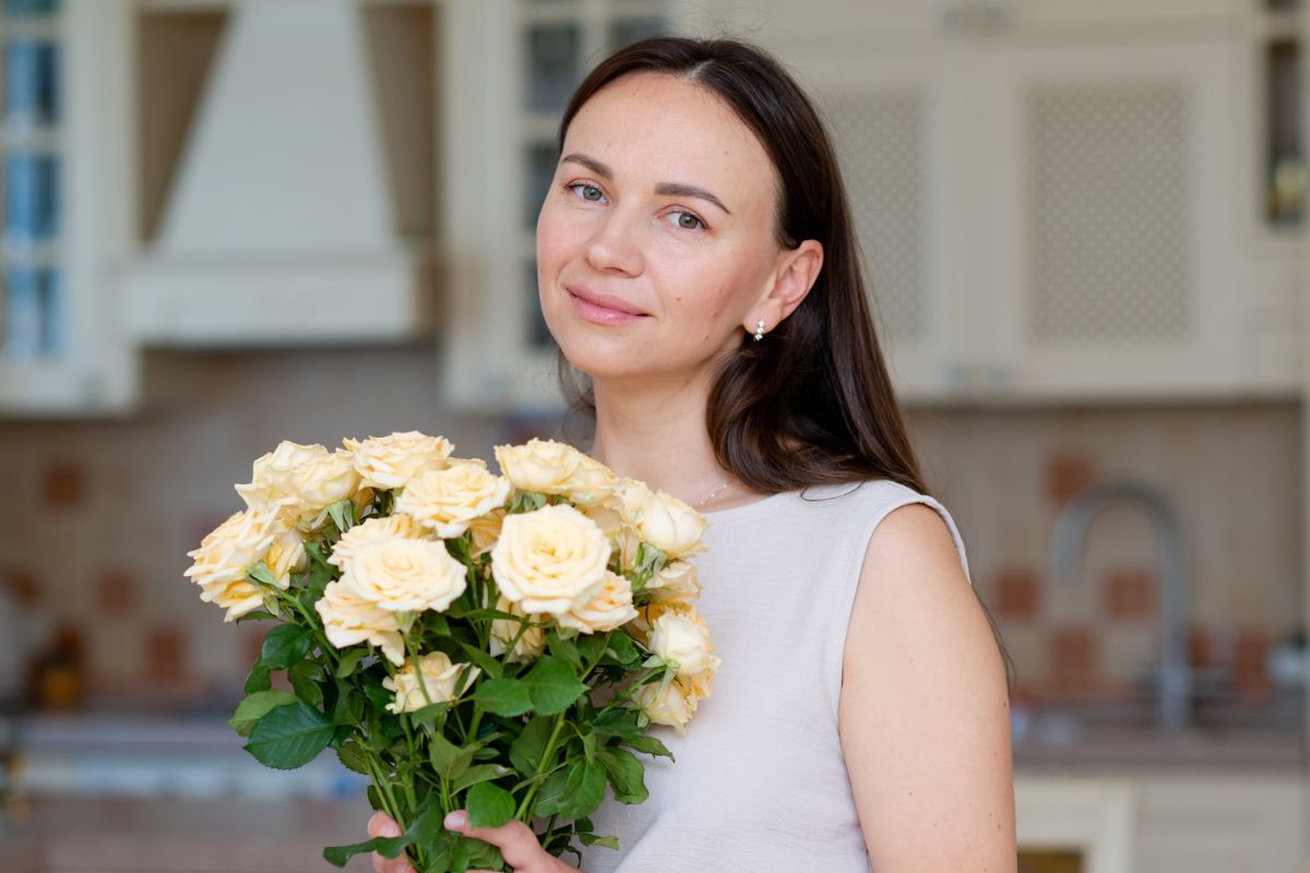 kobieta z bukietem róż