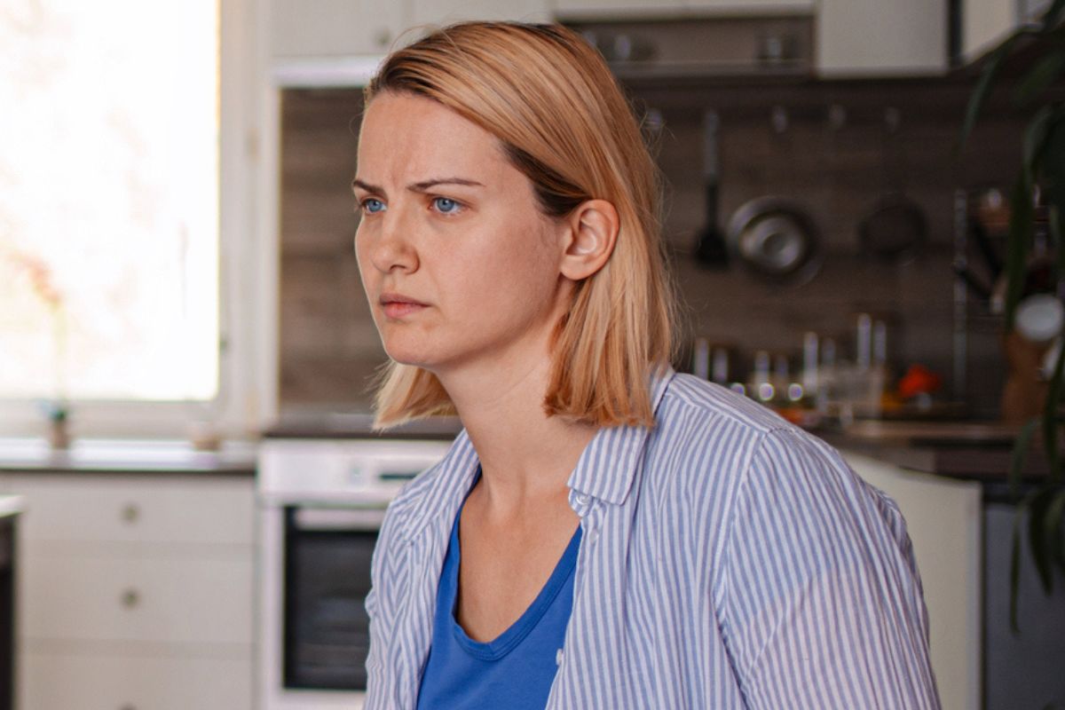 smutna kobieta w domu