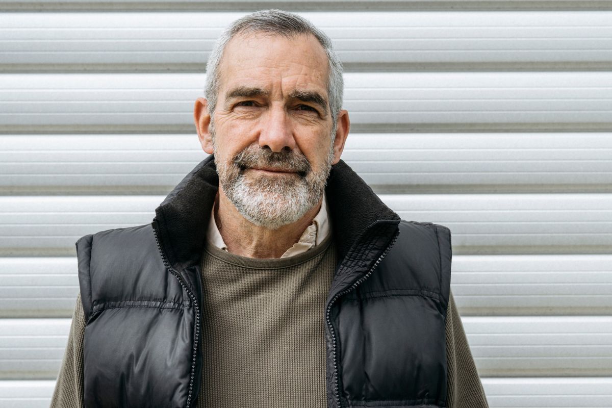 senior na tle ściany