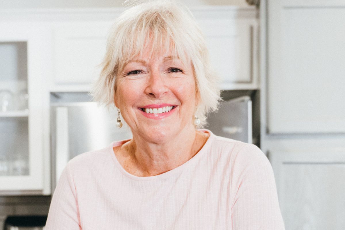 uśmiechnięta seniorka