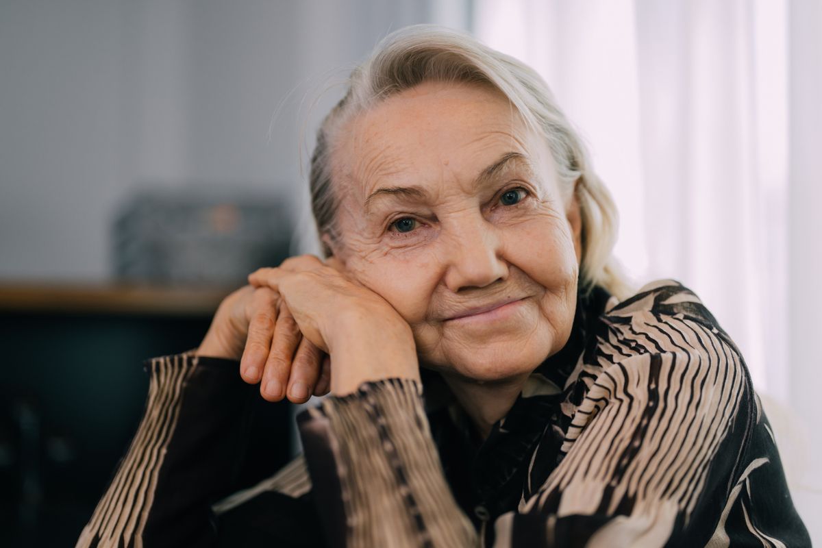 kobieta 60+ patrzy prosto w obiektyw aparatu