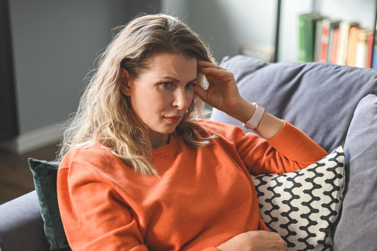 zmartwiona kobieta na kanapie