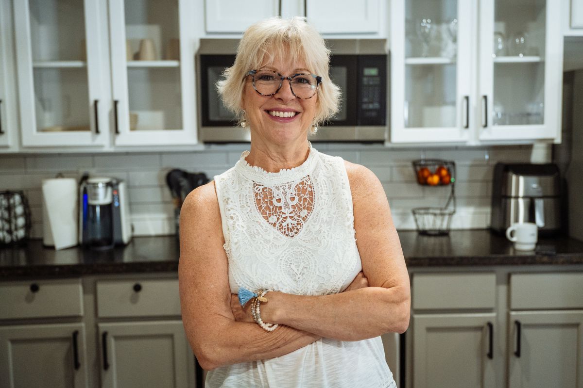 kobieta 60+ uśmiechnięta