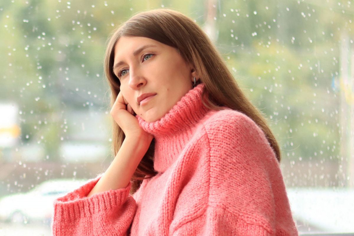 młoda kobieta w różowym golfie