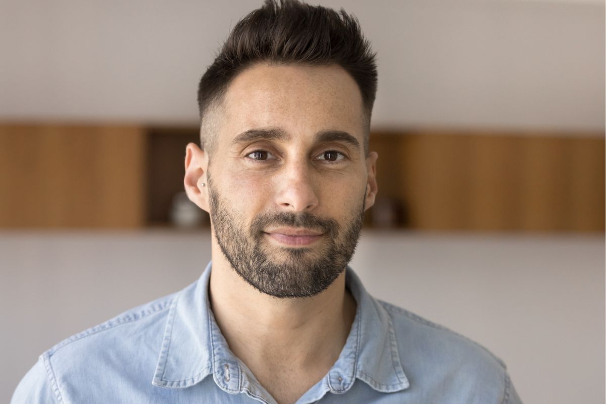 mężczyzna w ciemnych włosach