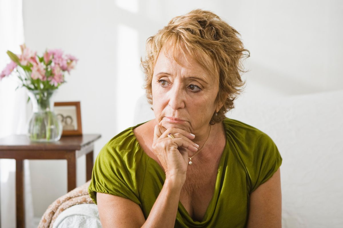 kobieta 60+ zamyślona i smutna