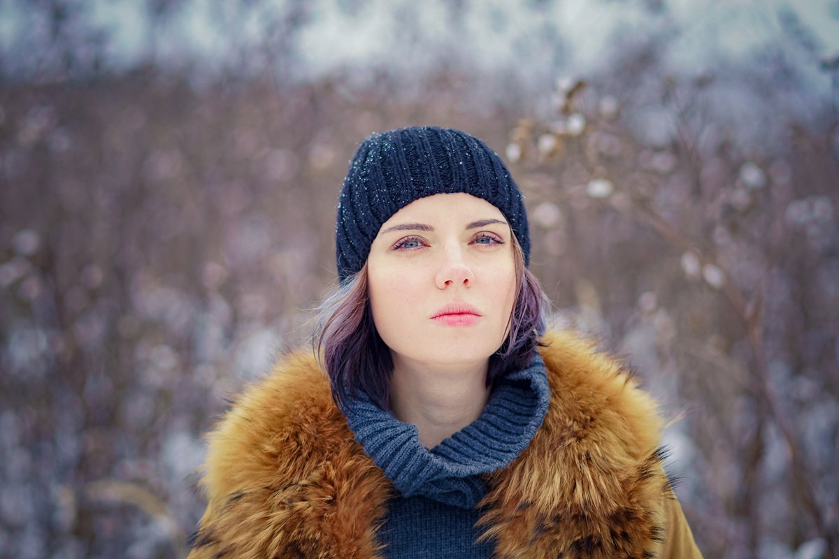 kobieta w wieku 25 plus stoi na zewnątrz ze smutną miną zamyślona