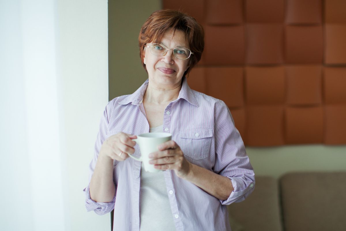 kobieta 60+ patrzy prosto w obiektyw aparatu