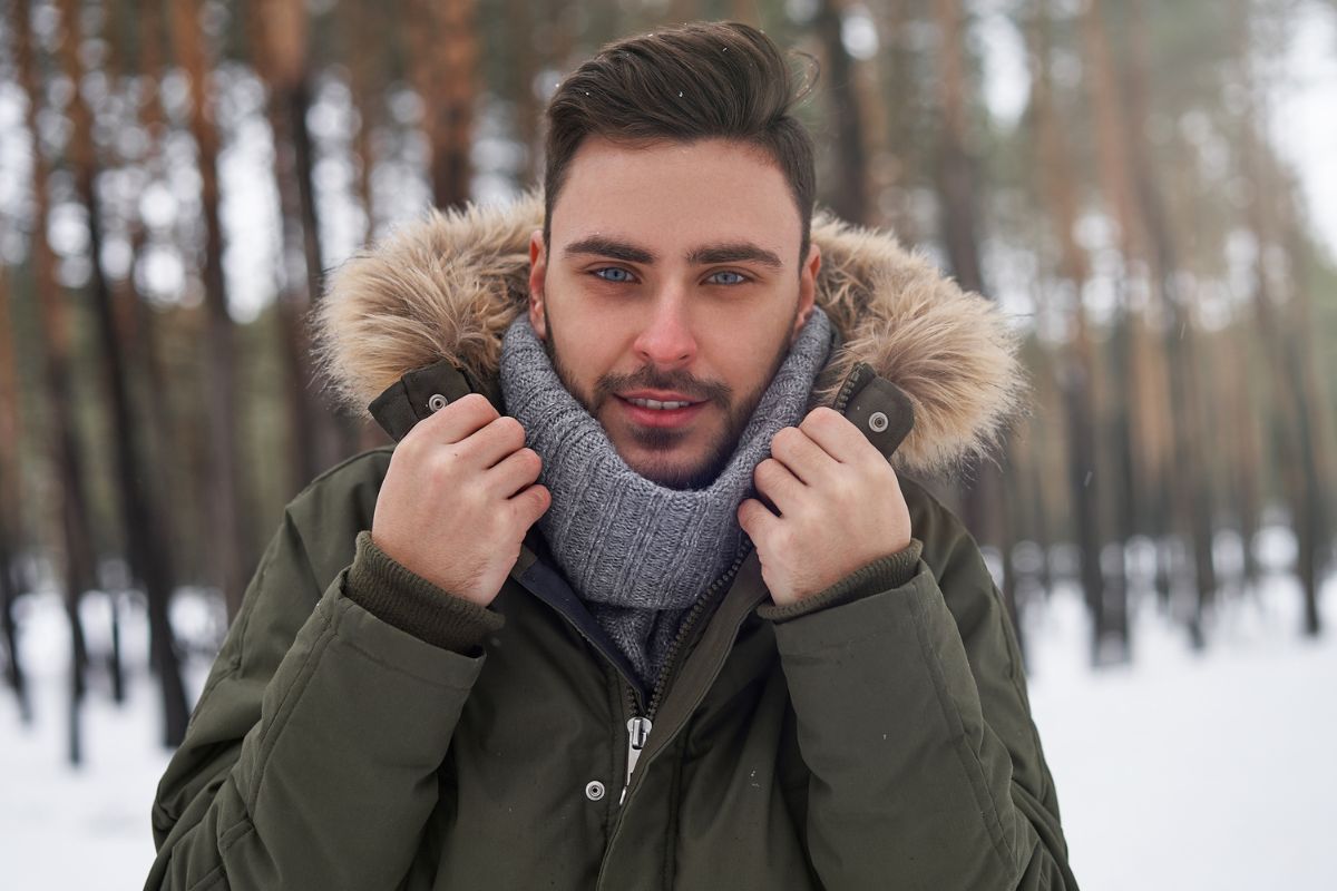 mężczyzna w ciepłej kurtce