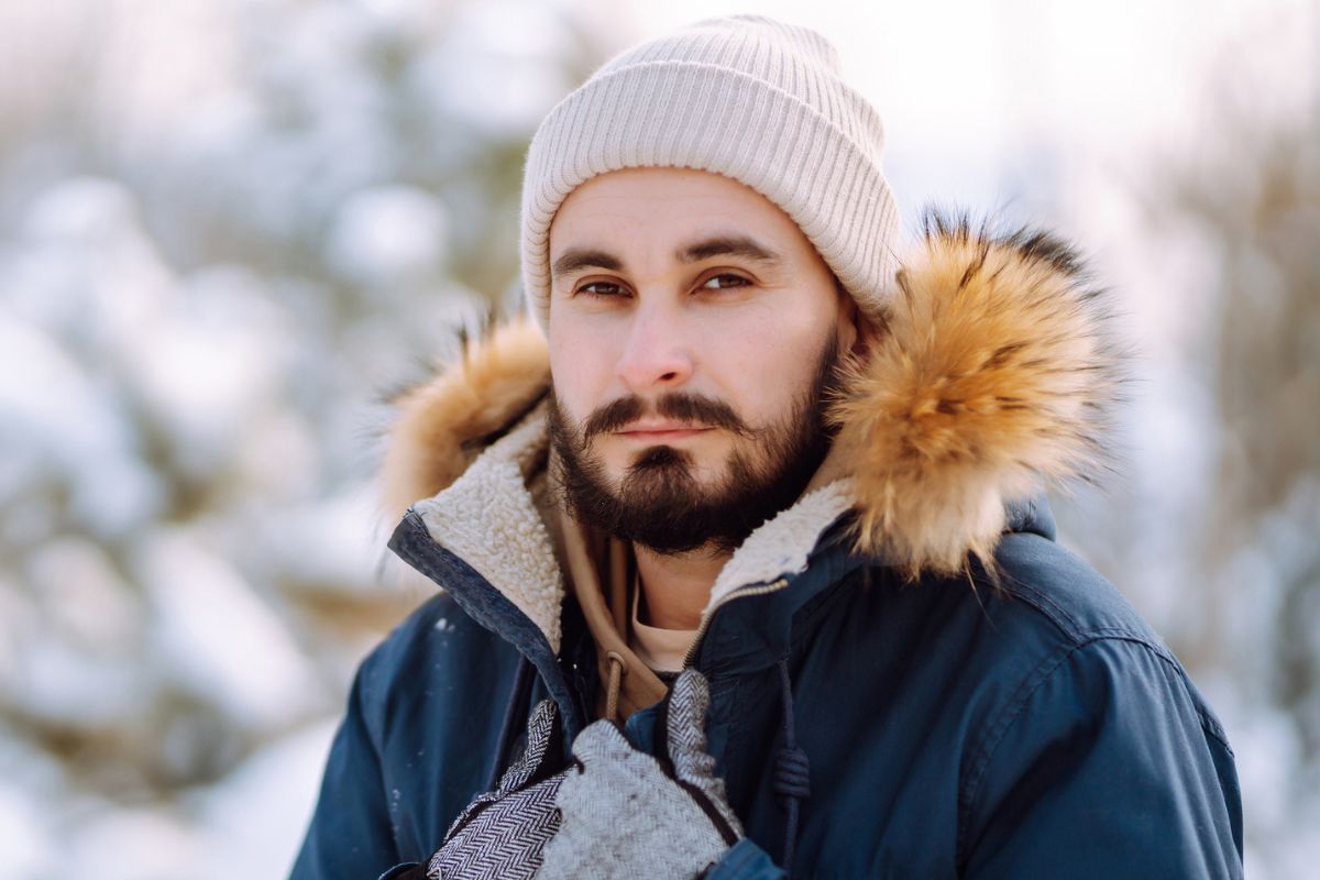 mężczyzna w kurtce i czapce
