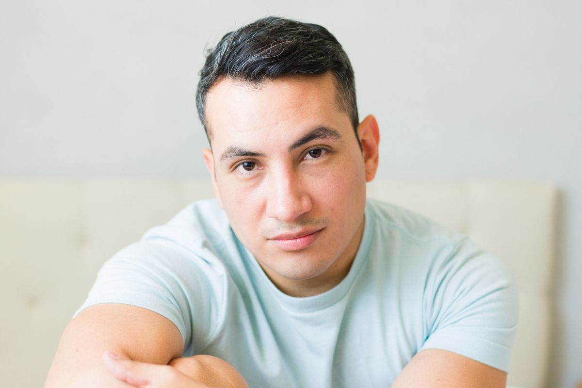młody mężczyzna w niebieskiej koszulce