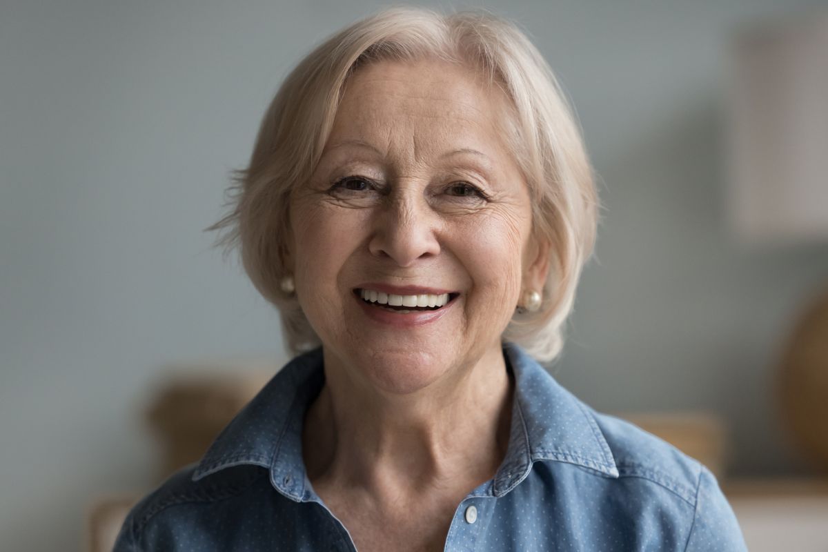 starsza uśmiechnięta kobieta