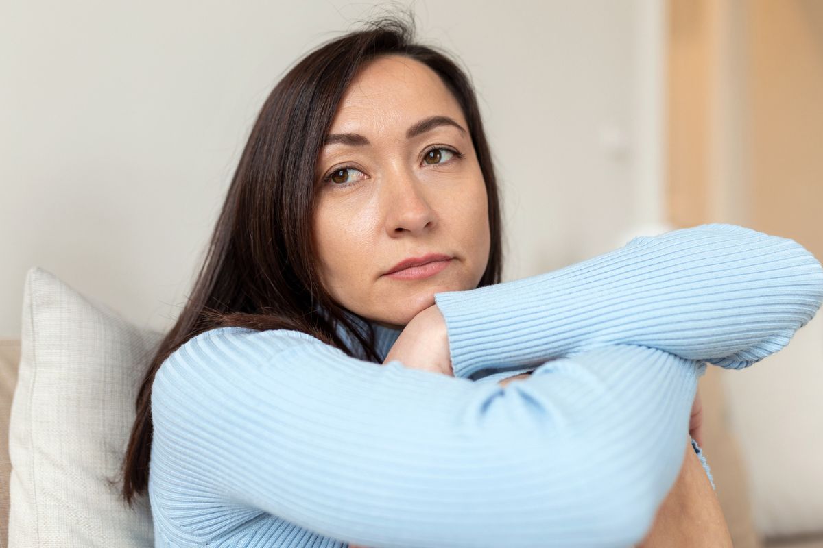 zamyślona kobieta 40letnia