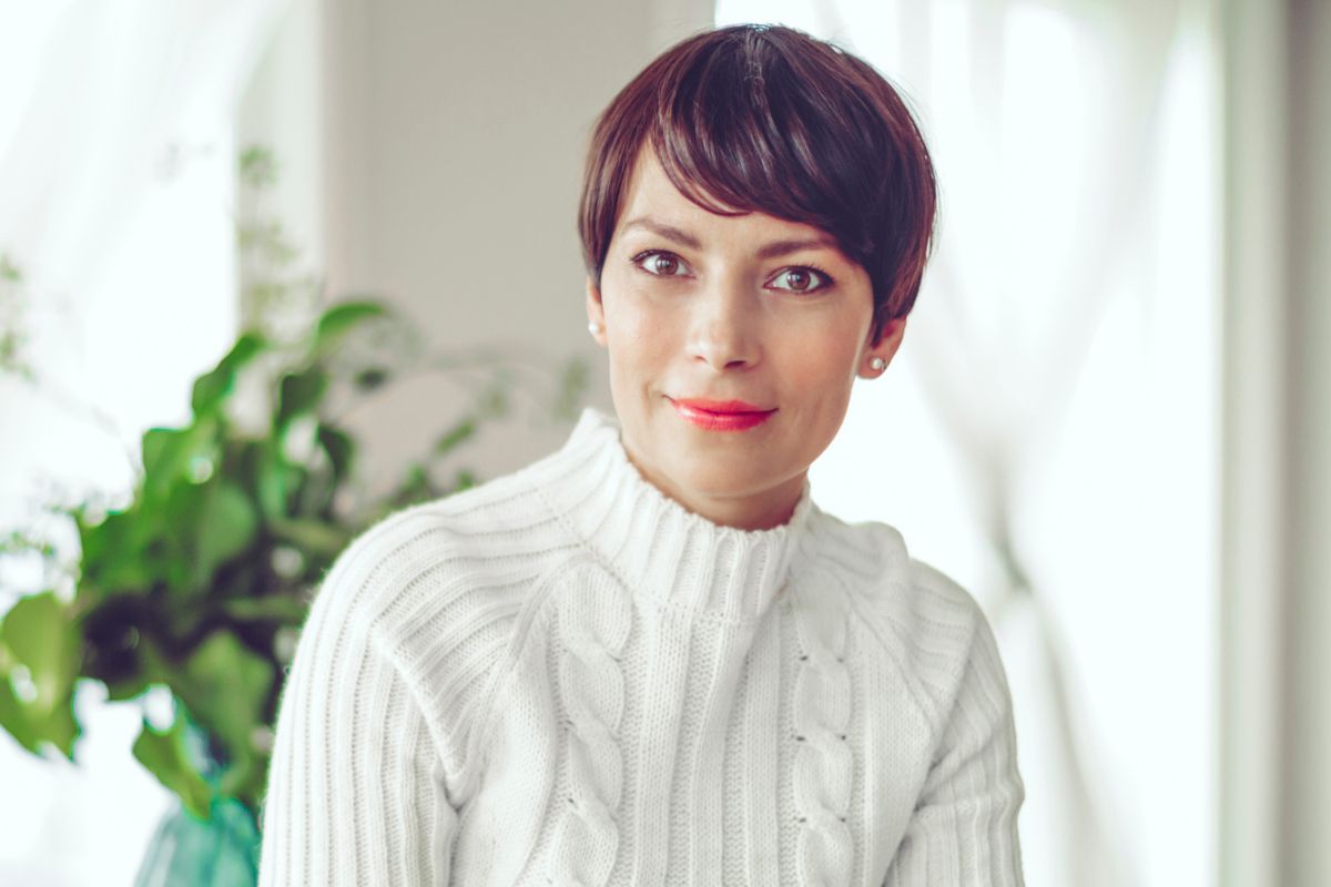 kobieta w krótkich włosach