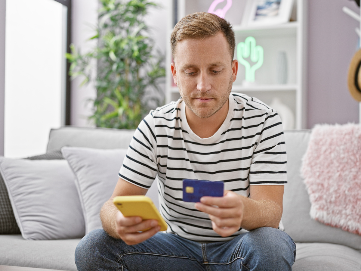 zaskoczony mężczyzna