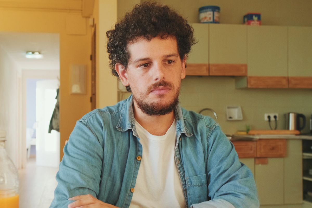 młody chłopak w kuchni